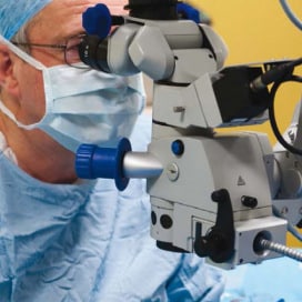 Fine positioning of a surgical microscope